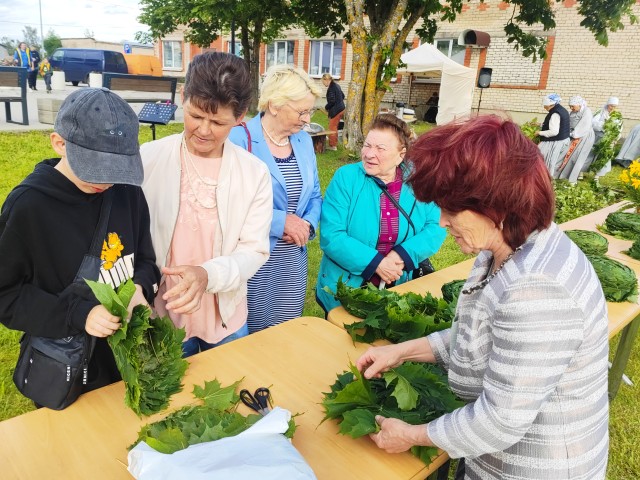 Vadot kļavu lapu cepuru meistarklasi ielīgošanas pasākumā / 2025.gads